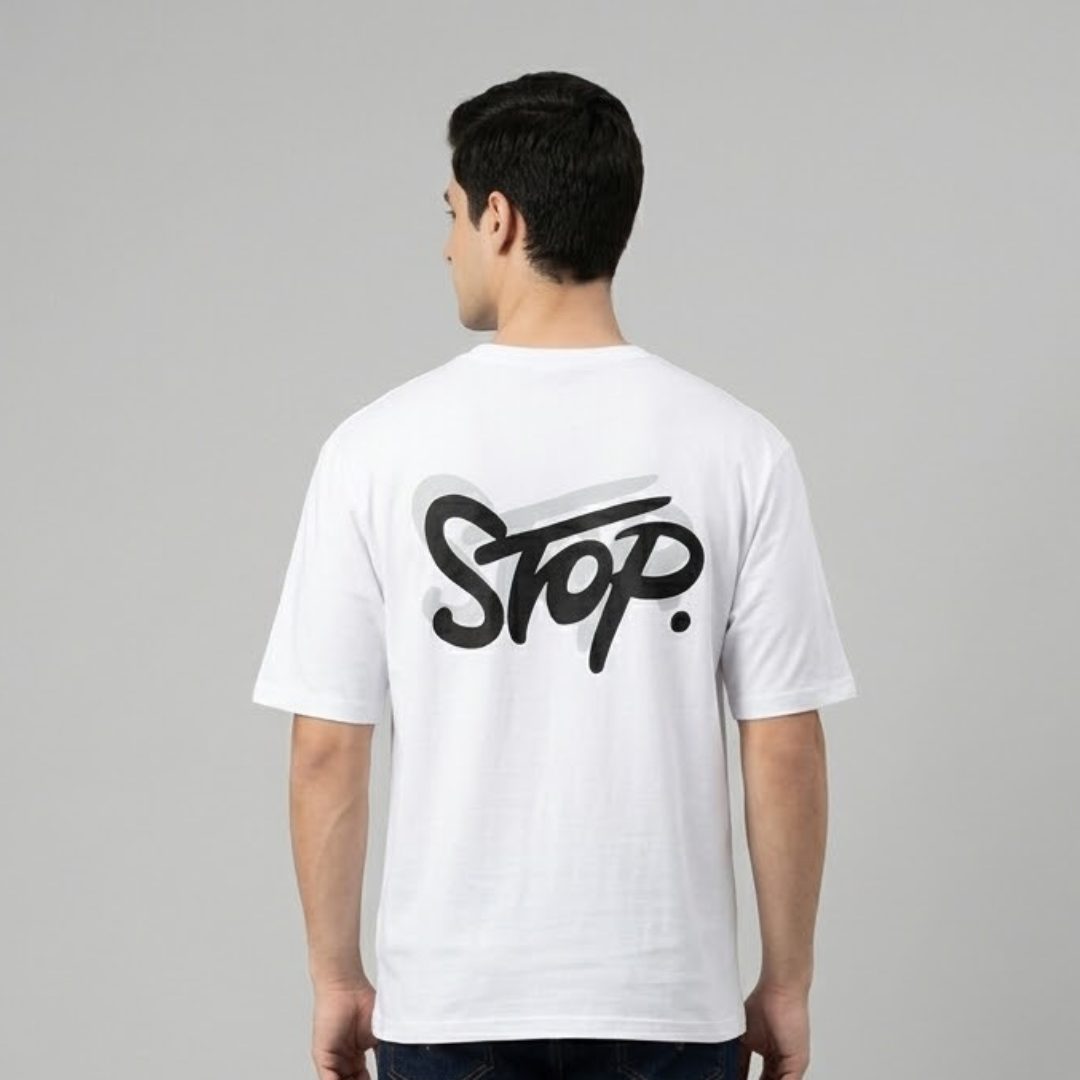 تيشيرت أبيض مقاس كبير من شوب فايف بكلمة STOP سوداء بخط الفرشاة على الظهر، من الخلف