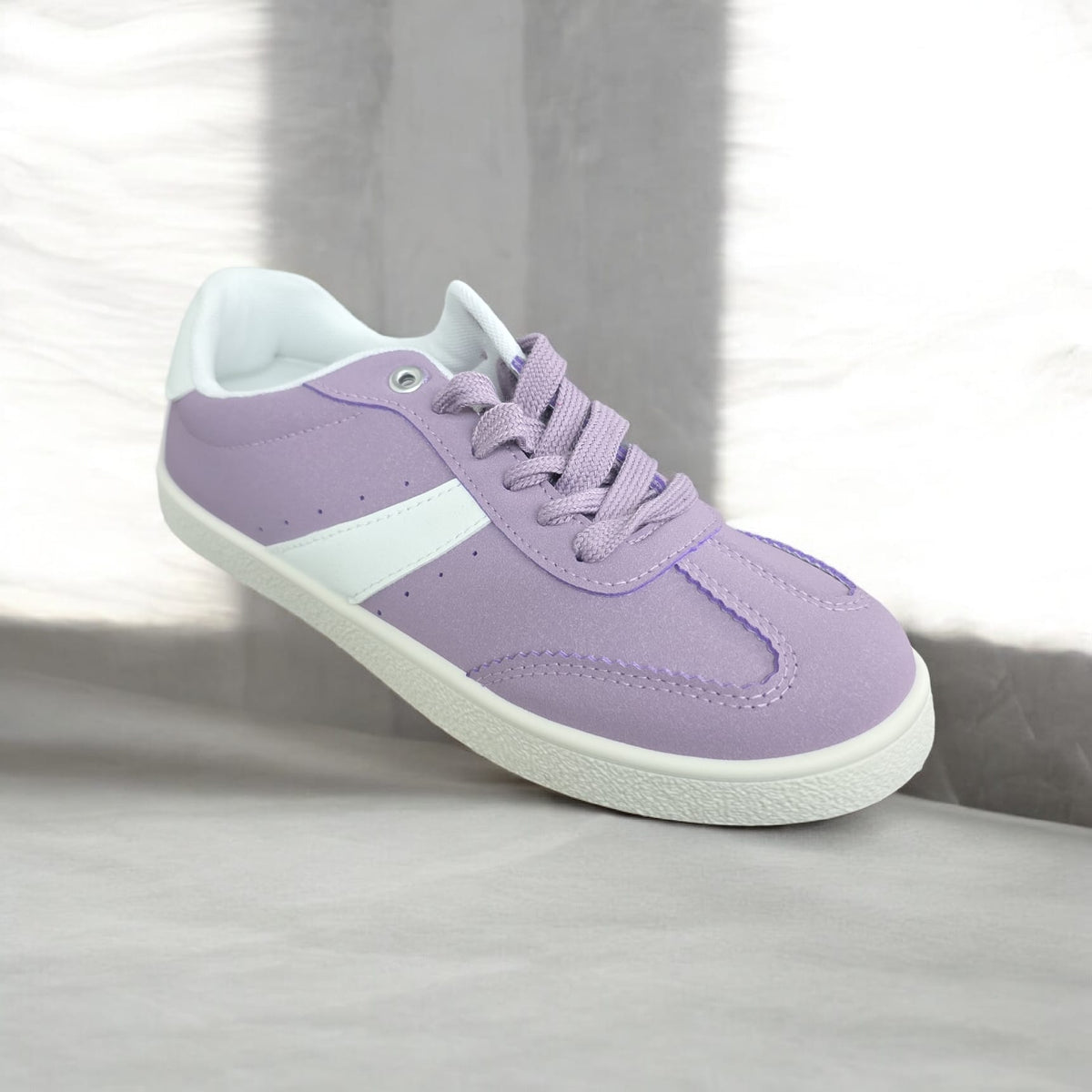 Men Shoes in lilac with a white side stripe, a white collar lining, tonal laces and a white sole
