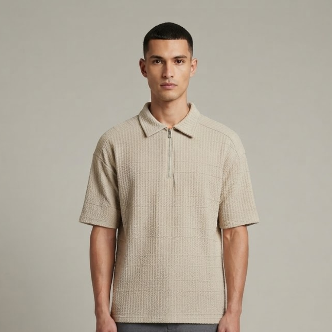Polo T-Shirt in beige with a crinkled texture, a wide collar, a half zip and a loose cut