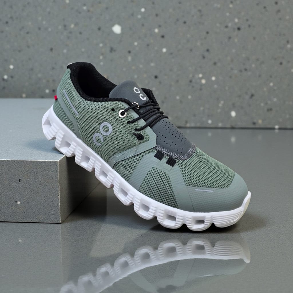 Men Shoes in green with a mesh upper, dark grey panels, black laces and a white segmented sole
